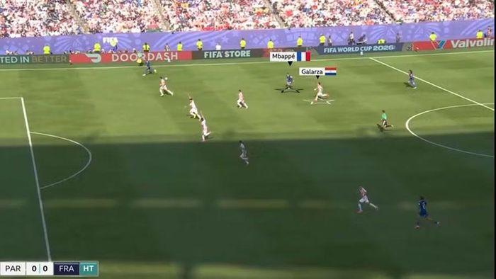 Khi tỉ số vẫn là 0-0, tiền đạo Mbappe tăng tốc để tham gia đợt phản công của tuyển Pháp. Tiền vệ Matias Galarza của Paraguay cũng lao theo thủ quân Pháp trong khoảnh khắc bóng đã được đưa sang hướng khác. Tình huống diễn ra cuối hiệp một, mở đầu cho pha va chạm gây tranh cãi nhất trận đấu. Paraguay khi ấy đã liên tục chọn lối chơi áp sát, quyết liệt để hạn chế sức ảnh hưởng của chân sút 27 tuổi bên kia chiến tuyến. Ảnh: BBC.