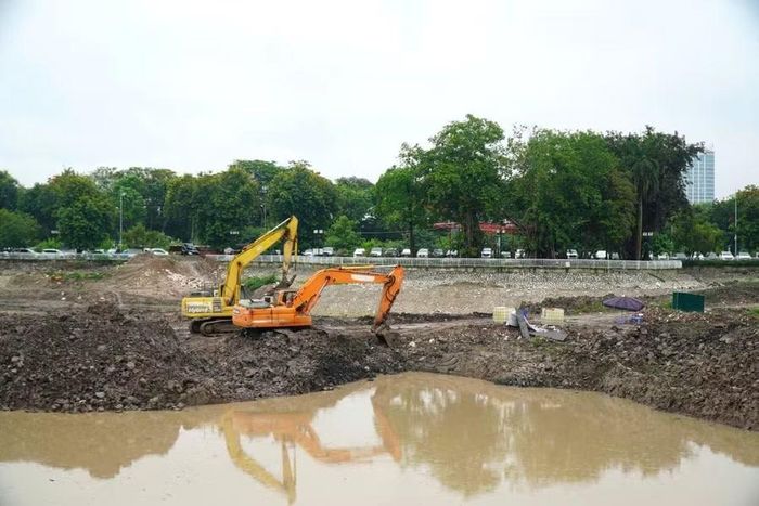 Công tác xử lý lòng hồ được triển khai đồng bộ với các hạng mục hạ tầng kỹ thuật khác, góp phần nâng cao hiệu quả tiêu thoát nước khi có mưa lớn.