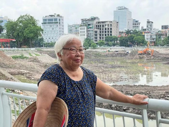 Sinh sống cạnh hồ Ba Mẫu, bà Lê Thị Hiếu (phường Văn Miếu - Quốc Tử Giám) kỳ vọng việc cải tạo hồ sẽ mang lại diện mạo sạch đẹp hơn, tạo không gian thuận tiện để người dân nghỉ ngơi, sinh hoạt và tập luyện thể thao.