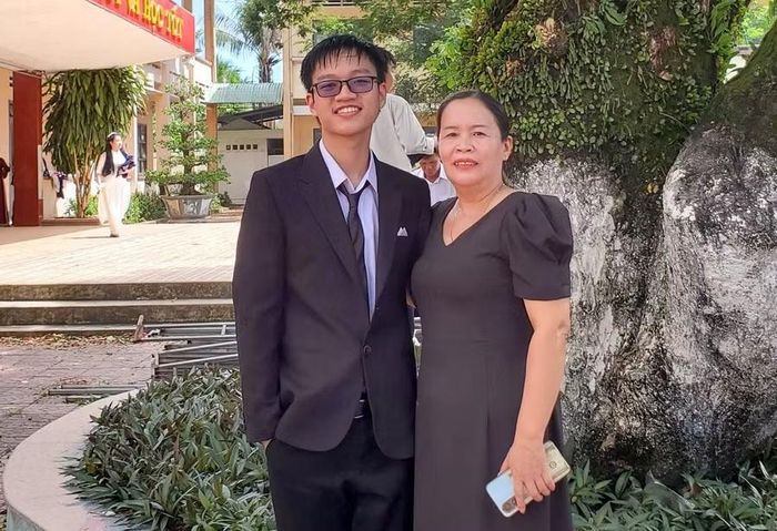 Thành Chung cùng mẹ.