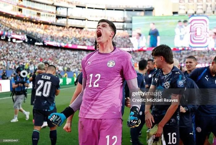 Thủ môn Orlando Gill (Paraguay): Hai pha cản phá ở loạt luân lưu trước Đức biến thủ môn Gill thành người hùng, góp phần giúp Paraguay tạo nên cú sốc lớn nhất vòng đấu. Ảnh: Getty.