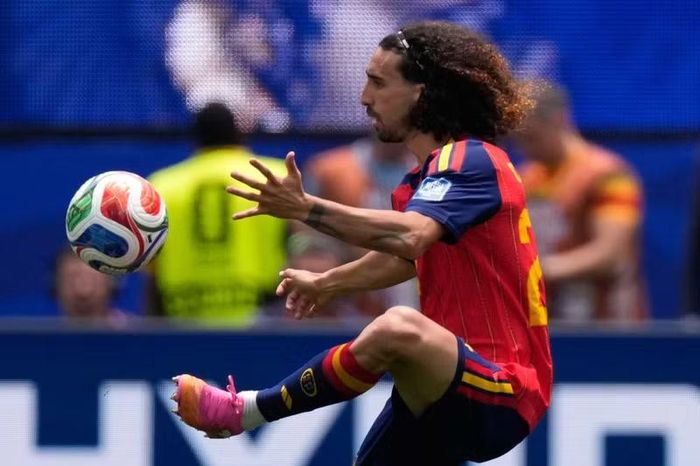 Hậu vệ trái Marc Cucurella (Tây Ban Nha): Hai đường kiến tạo cho tiền đạo Mikel Oyarzabal giúp Cucurella trở thành một trong những nhân tố nổi bật nhất trong chiến thắng 3-0 trước Áo. Ảnh: Getty.