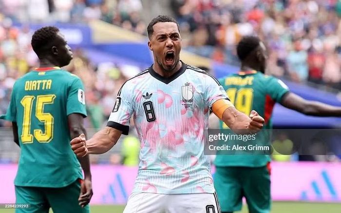 Tiền vệ Youri Tielemans (Bỉ): Gỡ hòa ở phút 89 rồi thực hiện thành công quả phạt đền quyết định ở phút 125, Tielemans dẫn dắt Bỉ lội ngược dòng hạ Senegal. Ảnh: Getty.