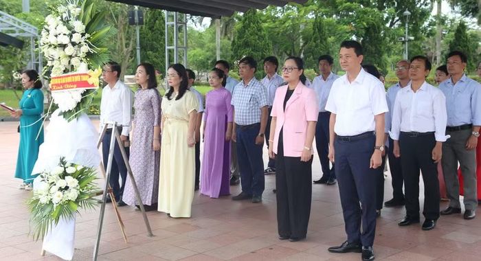 Thứ trưởng Nguyễn Thị Quyên Thanh đến đặt vòng hoa, dâng hương tri ân liệt sĩ tại Thành cổ Quảng Trị.