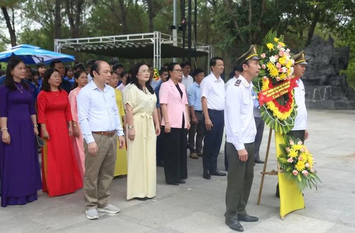 Dâng hoa tri ân liệt sĩ tại Nghĩa trang liệt sĩ Trường Sơn.