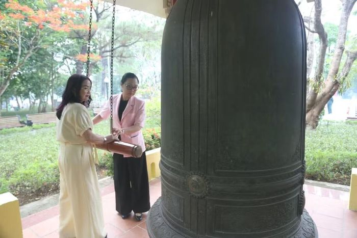 Thứ trưởng Nguyễn Thị Quyên Thanh và bà Lê Thị Hương - Giám đốc Sở GD&ĐT thỉnh chuông tại Nghĩa trang Trường Sơn.