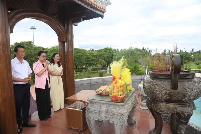 Lãnh đạo Bộ GD&ĐT dâng hương tri ân liệt sĩ.