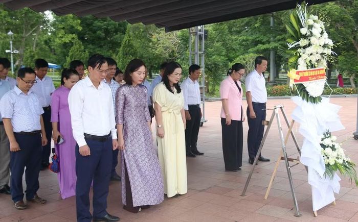 Đoàn công tác dành phút mặc niệm tưởng nhớ công lao các liệt sĩ đối với sự nghiệp giải phóng dân tộc.