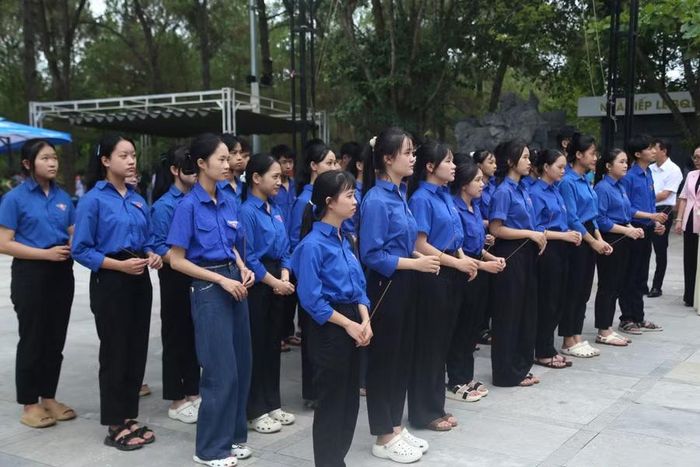 Học sinh Trường THCS&THPT Cồn Tiên tri ân các liệt sĩ ngành Giáo dục.