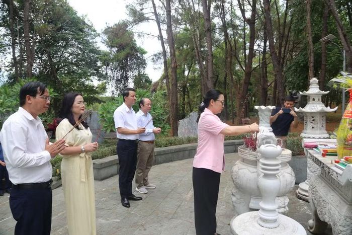 Thứ trưởng Nguyễn Thị Quyên Thanh dâng hương và bày tỏ lòng tri ân trước anh linh các liệt sĩ ngành giáo dục.
