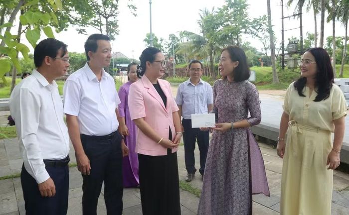 Lãnh đạo Bộ GD&ĐT tặng quà động viên học sinh Trường THPT Quảng Trị.