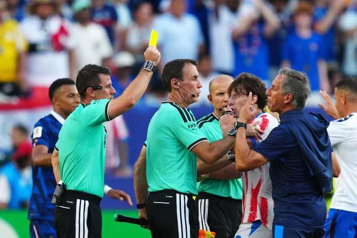 Trọng tài Ilgiz Tantashev rút thẻ vàng với một thành viên ban huấn luyện Paraguay sau trận Pháp thắng Paraguay 1-0 ở vòng 1/8 World Cup 2026.