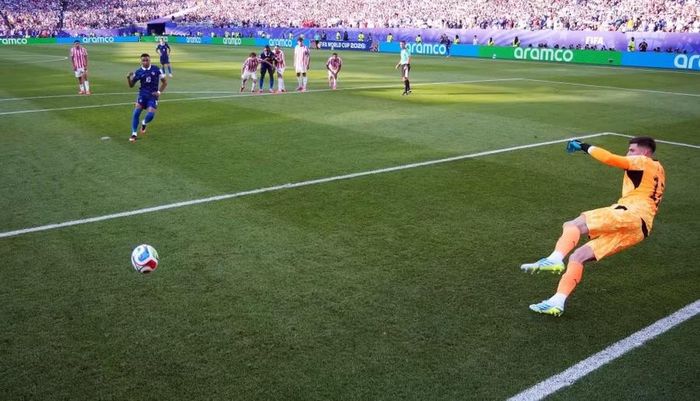 Kylian Mbappe sút phạt đền thành công ghi bàn duy nhất...