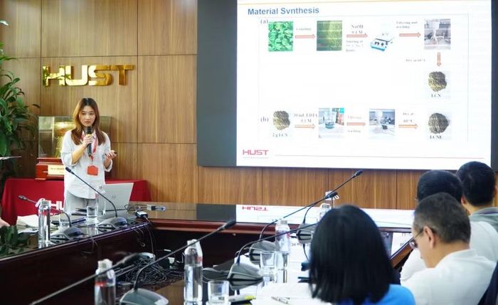 Sinh viên Khoa Hóa học, Trường Hóa và Khoa học sự sống (Đại học Bách khoa Hà Nội) trình bày đề tài nghiên cứu trước các chuyên gia. Ảnh: HUST