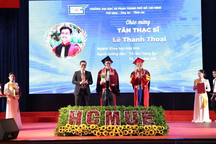 Nhà trường trao bằng cho tân thạc sĩ.