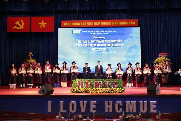 15 tân thạc sĩ có thành tích xuất sắc trong học tập và nghiên cứu khoa học. Ảnh: HCMUE.