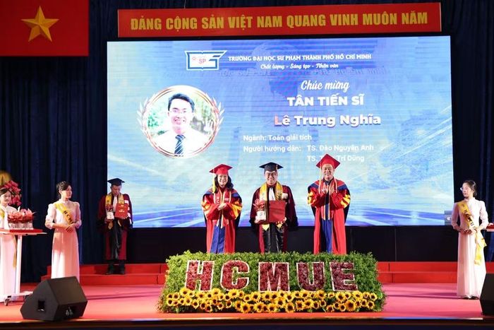 Nhà trường trao bằng cho tân tiến sĩ.