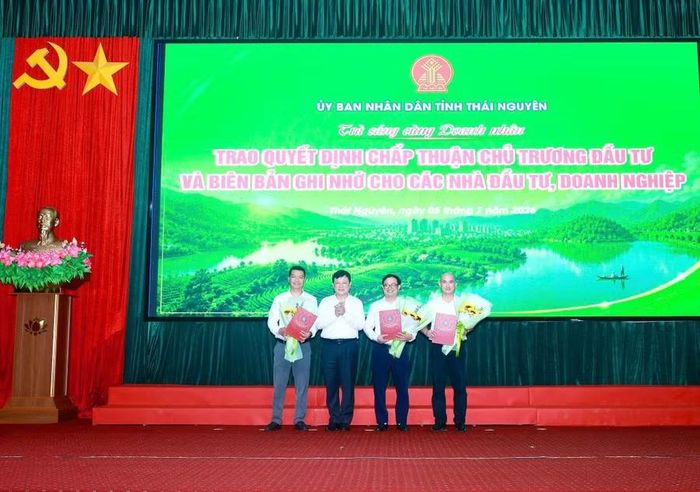 PGS.TS. Hoàng Văn Hùng, Bí thư Đảng ủy, Giám đốc ĐH Thái Nguyên đã trao Quyết định bổ sung chức năng, nhiệm vụ cho các đơn vị trực thuộc, gồm: Viện Đào tạo và Nghiên cứu xuất sắc, Trung tâm Đổi mới sáng tạo Vùng, Khoa Quốc tế.