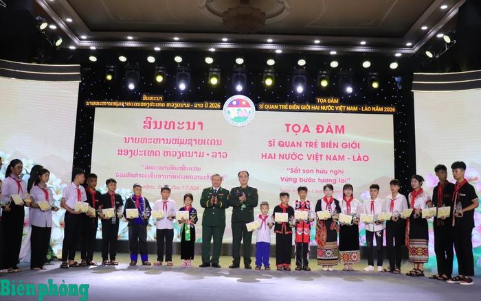 Đại tá Bùi Văn Vũ, Phó Chủ nhiệm Chính trị Bộ đội Biên phòng Việt Nam và Thượng tá Sạ Pha Phon Thôm Ma, Phó Chánh Văn phòng Bộ đội Biên phòng Lào trao học bổng cho các em học sinh. Ảnh: Viết Lam