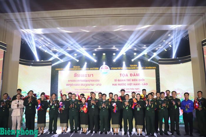 Các đại biểu chụp ảnh lưu niệm sau khi kết thúc chương trình. Ảnh: Viết Lam