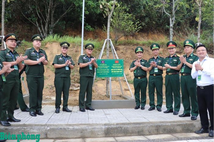Đại tá Nguyễn Quốc Hiếu và Đại tá Đao-kay Lợt-li-văn gắn biển tại khu vực trồng hàng cây và vườn hoa hữu nghị thanh niên. Ảnh: Viết Lam