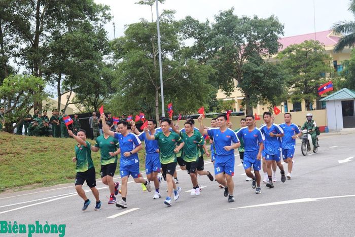 Sĩ quan trẻ hai nước tham gia chạy việt dã xuyên biên giới tại khu vực cửa khẩu Thanh Thủy. Ảnh: Viết Lam