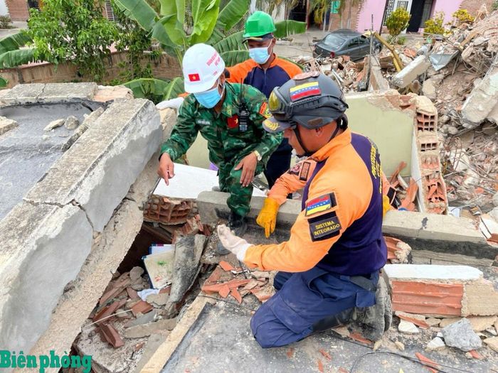 Cán bộ Đội công tác Bộ đội Biên phòng Việt Nam trao đổi với lực lượng sở tại về phương án phối hợp tìm kiếm, cứu nạn tại hiện trường động đất. Ảnh: Quốc Hương