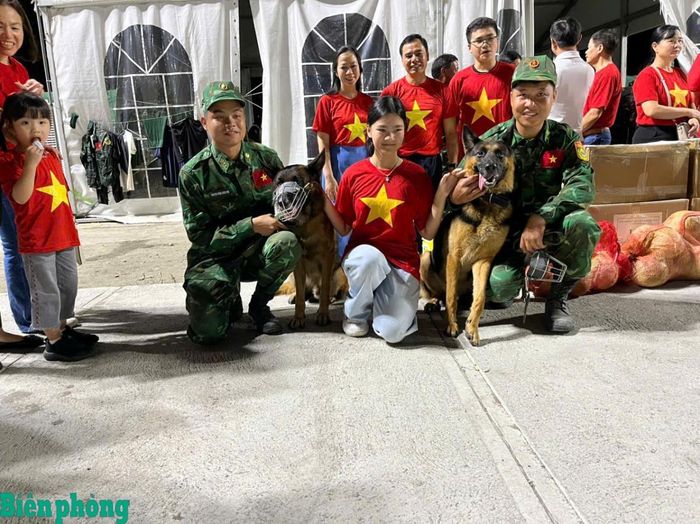 Tình cảm, sự quan tâm của nhân dân Việt Nam dành cho cán bộ, huấn luyện viên và chó nghiệp vụ Bộ đội Biên phòng Việt Nam đang thực hiện nhiệm vụ tìm kiếm, cứu nạn tại Venezuela. Ảnh: Quốc Hương
