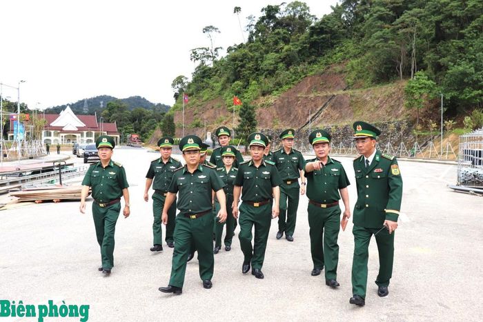 Thiếu tướng Vũ Quốc Ân cùng đoàn công tác kiểm tra tại khu vực cửa khẩu Thanh Thủy. Ảnh: Viết Lam
