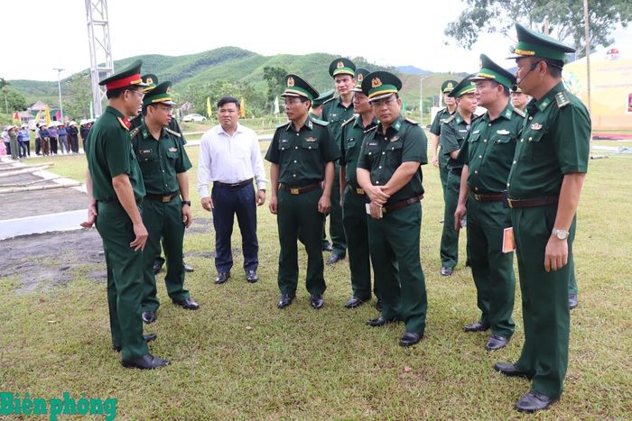 Thiếu tướng Vũ Quốc Ân cùng đoàn công tác kiểm tra tại khu vực Nhà Văn hóa thôn Thủy Phong. Ảnh: Viết Lam