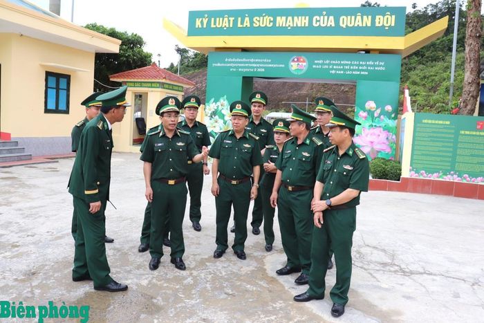 Thiếu tướng Vũ Quốc Ân cùng đoàn công tác kiểm tra tại Đồn Biên phòng cửa khẩu Thanh Thủy. Ảnh: Viết Lam