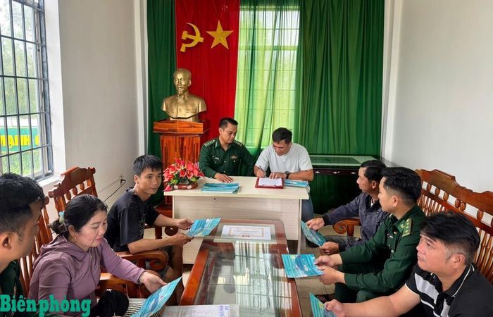 Cán bộ Đồn Biên phòng Hòa Hiệp Nam tổ chức tuyên truyền, vận động ngư dân ký cam kết chấp hành các quy định về chống khai thác IUU. Ảnh: Thùy Dung