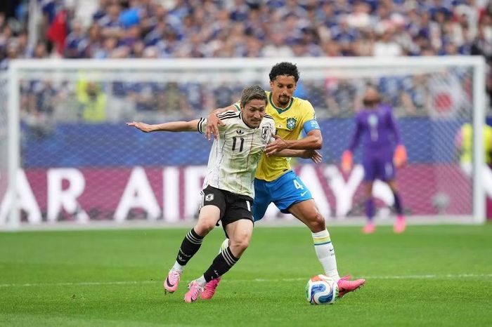 Các cầu thủ Brazil thường xuyên áp sát ngay bên phần sân đối thủ
