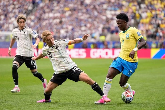 Vinicius rất tích cực săn bóng