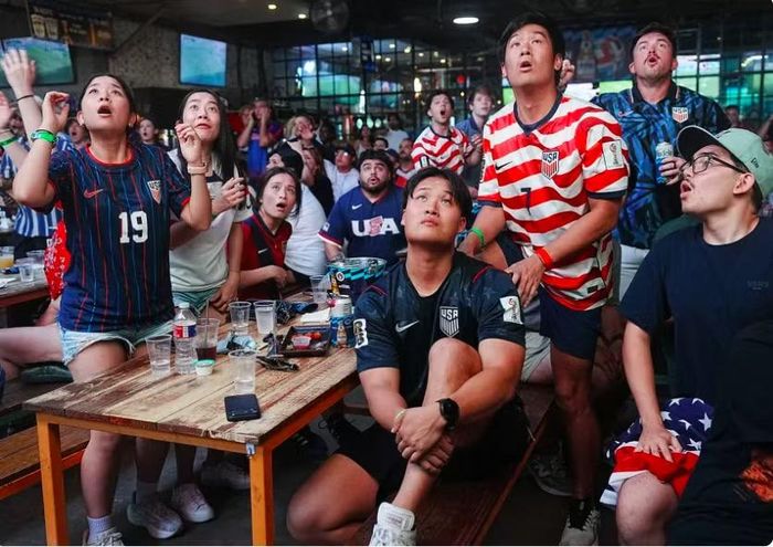 Cổ động viên tại Houston ngày 1/7. (Ảnh: Getty)