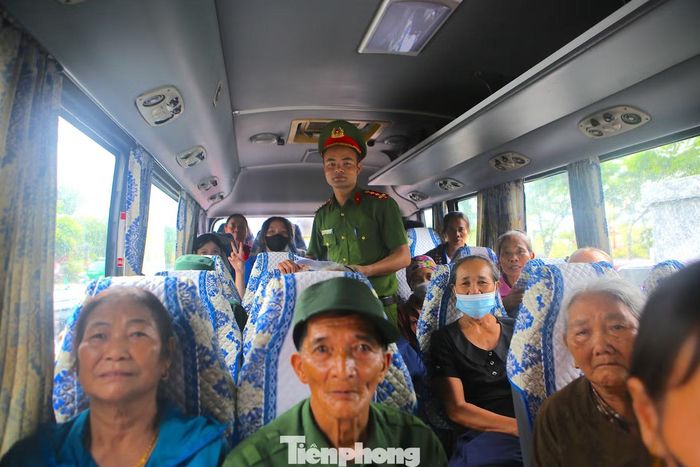 Để tạo điều kiện cho các thân nhân liệt sĩ, đặc biệt là người cao tuổi, sức khỏe yếu hoặc sinh sống ở các địa bàn xa trung tâm, nhiều địa phương đã chủ động bố trí xe ô tô đến tận nhà đưa đón đến điểm thu nhận mẫu ADN. Cán bộ địa phương, lực lượng công an, đoàn thanh niên và các tổ chức đoàn thể cũng trực tiếp hỗ trợ người dân trong suốt quá trình di chuyển, làm thủ tục và lấy mẫu.