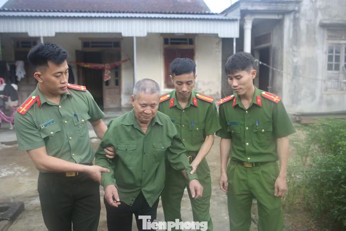 Do bị tật ở chân, việc di chuyển của ông Phan Việt (74 tuổi, thân nhân liệt sĩ Phan Văn Thanh, trú ở tổ dân phố 24) gặp nhiều trở ngại. Để ông không bỏ lỡ đợt thu nhận mẫu ADN, cán bộ Công an phường Thành Sen đã đến tận nhà đưa đón và đồng hành cùng ông đến điểm lấy mẫu, hỗ trợ ông trong suốt quá trình thực hiện các thủ tục.
