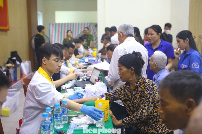 Từ ngày 3/7 - 7/7, Phòng Cảnh sát Quản lý hành chính về trật tự xã hội (PC06), Công an tỉnh Hà Tĩnh phối hợp công an các xã, phường tổ chức thu nhận mẫu sinh phẩm ADN của thân nhân liệt sĩ chưa xác định được danh tính tại 5 cụm trên địa bàn tỉnh.