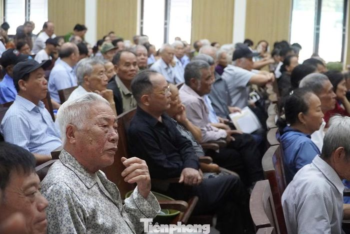 Nhiều thân nhân liệt sĩ tuổi đã ngoài 70, tóc điểm bạc vẫn đến điểm lấy mẫu sinh phẩm ADN với mong mỏi góp phần tìm lại danh tính người thân đã hy sinh. Ánh mắt ai cũng ánh lên niềm hy vọng sau nhiều năm chờ đợi.