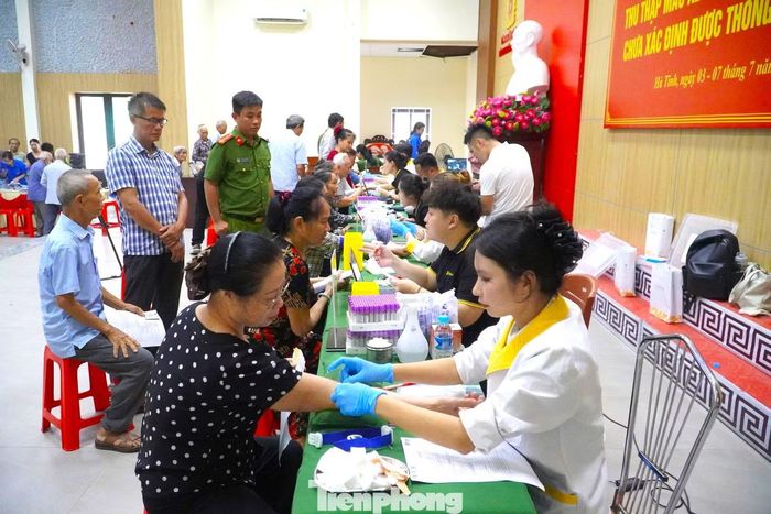 Việc thu nhận mẫu được thực hiện theo quy trình chặt chẽ từ tiếp nhận, đối chiếu thông tin, lấy mẫu, niêm phong, lưu trữ đến chuyển giám định. Kết quả sẽ góp phần xây dựng cơ sở dữ liệu ADN thân nhân liệt sĩ, phục vụ đối sánh, xác định danh tính các hài cốt liệt sĩ còn thiếu thông tin trên cả nước.