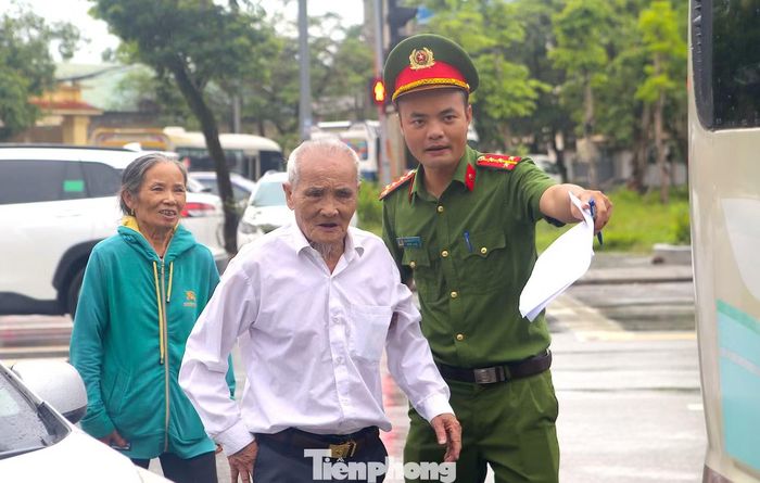 Tại các điểm lấy mẫu sinh phẩm ADN, đoàn viên thanh niên và lực lượng công an túc trực hỗ trợ thân nhân liệt sĩ hoàn thiện thủ tục.