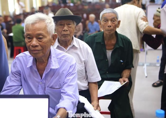 Trước khi bước vào khu vực lấy mẫu, hàng dài thân nhân liệt sĩ lặng lẽ ngồi kín các dãy ghế chờ sau khi hoàn tất thủ tục đăng ký, đối chiếu thông tin. Phần lớn đều đã ở tuổi xế chiều, mái tóc bạc trắng, có người chống gậy, có người phải nhờ con cháu dìu đỡ. Trên gương mặt mỗi người là sự hồi hộp xen lẫn hy vọng. Họ kiên nhẫn chờ đến lượt lấy mẫu máu, gửi gắm niềm tin tìm lại người thân đã nằm lại chiến trường suốt hàng chục năm qua.