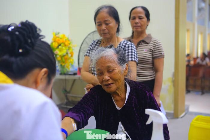 Mỗi mẫu đều được mã hóa, quản lý theo hồ sơ riêng để bảo đảm khả năng truy xuất, đối chiếu trong quá trình phân tích. Kết quả giám định sẽ được tích hợp vào cơ sở dữ liệu ADN thân nhân liệt sĩ trên phạm vi cả nước, tạo nền tảng cho việc đối sánh với các mẫu hài cốt liệt sĩ chưa xác định được danh tính. Trong ảnh: Thân nhân liệt sĩ được lấy mẫu sinh phẩm để phục vụ cho công tác tìm kiếm thông tin liệt sĩ chưa xác định được tên.