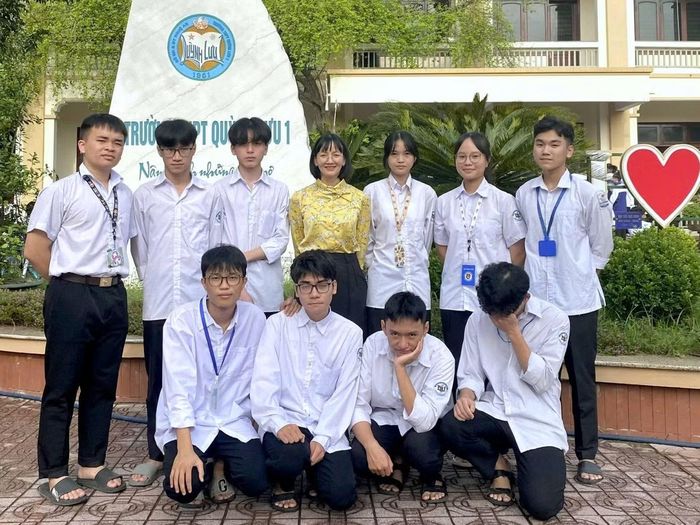 Lê Minh Hiếu (đứng thứ hai từ trái qua) cùng cô giáo chủ nhiệm và các bạn.