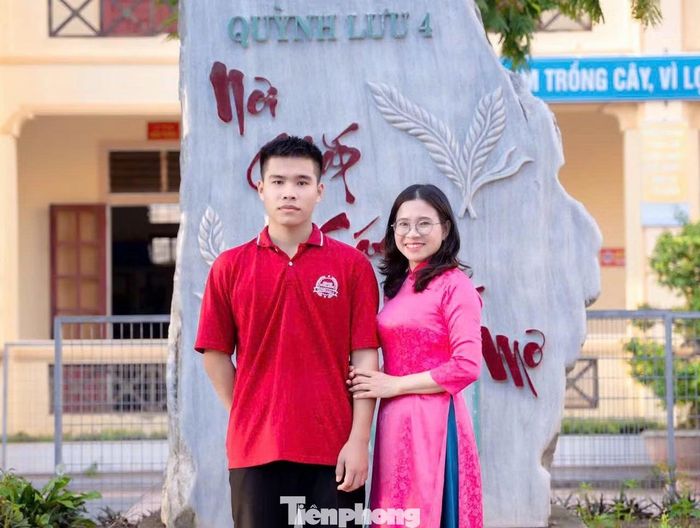 Trương Bảo Nam chụp ảnh cùng mẹ.
