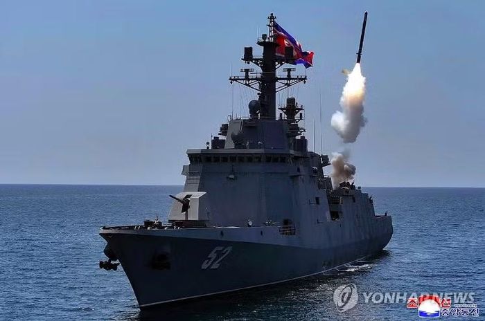 Tàu khu trục Kang Kon của Triều Tiên phóng thử vũ khí ngày 3/7. (Ảnh: KCNA/Yonhap)