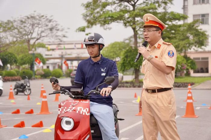Người từ đủ 16 tuổi trở lên được quyền điều khiển xe gắn máy theo quy định.