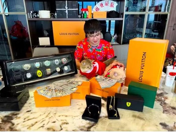 Khi chưa bị khởi tố, Phó Đức Nam khoe hình ảnh tiền, hàng hiệu trên mạng.