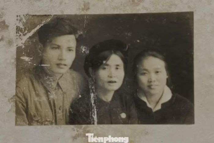 Bức ảnh mẹ Lê Thị Sáu chụp với vợ chồng người con trai cả Lê Huy Minh trước ngày anh vào Nam chiến đấu.