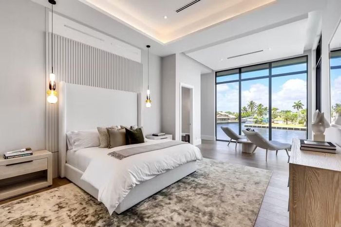 Phòng ngủ chính rộng lớn. Ngoài ra, gia đình Messi có khu vực spa và phòng tập riêng ngay tại biệt thự. Ảnh: Mansion Global.